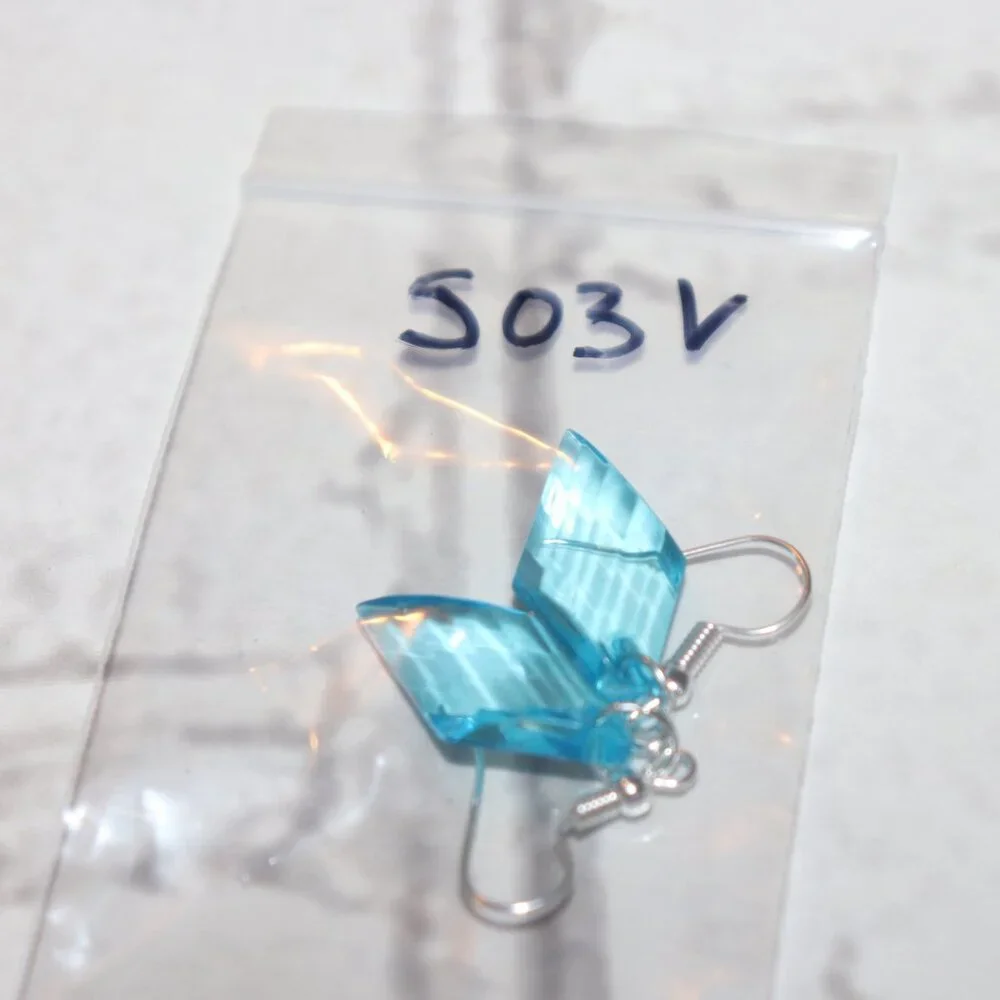 Beautiful NWOT silver and blue crystal dangle earrings 1.75